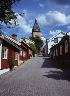 Sweden, Sodermanland, Strangnas, Cobbled street lined by wooden houses leading to Domkyrkan
