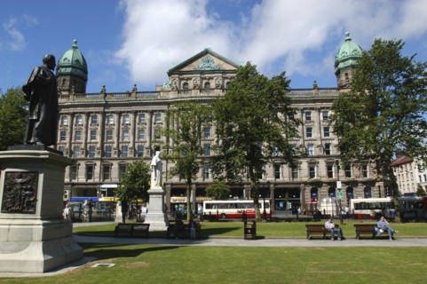 Ireland, Belfast, City architecture seen from gardens
