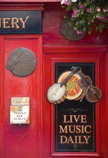Ireland, County Dublin, Dublin City, Sign on Temple Bar traditioanl Irish pub advertising live