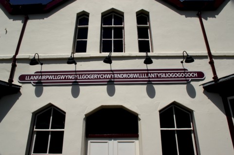 Wales, Anglesey, Llanfairpwllgwyngyllgogerychwyrndrobwllllantysiliogogogoch,