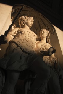 Cropped view of statues partly in shadow in the courtyard of the Hofburg Palace. Photo : Bennett