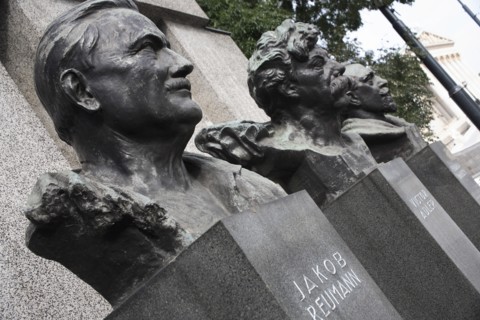 Monument of the Republic with the busts of Jakob Reumann Victor Adler and Ferdinand Hanusch. Photo: