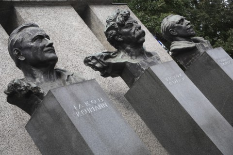 Monument of the Republic with the busts of Jakob Reumann Victor Adler and Ferdinand Hanusch. Photo: