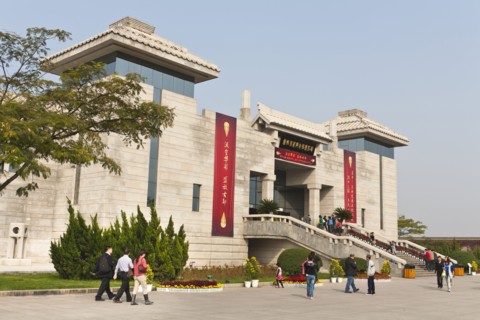 Museum housing bronze chariots at the site of the terracotta army. Photo : Mel Longhurst