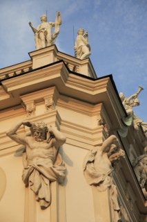 Detail of Belvedere Palace exterior with carvings and roof statues. Photo : Bennett Dean
