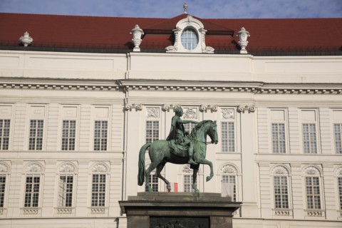 Equestrian statue of Emperor Josef II in the courtyard of the Spanish riding school. Photo: Bennett