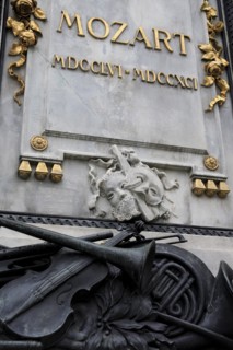 Detail of inscription and decoration at the base of the statue of Mozart in the Burggarten. Photo :