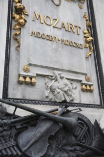 Detail of inscription and decoration at the base of the statue of Mozart in the Burggarten. Photo :