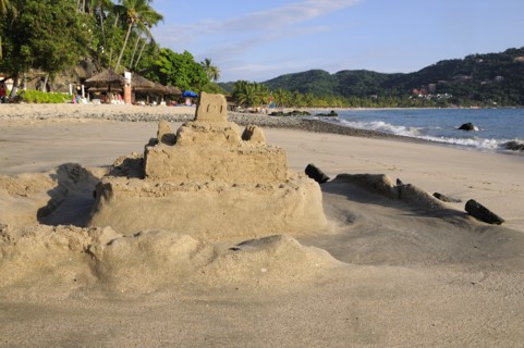 Mexico, Guerrero, Zihuatanejo, Playa la Ropa sandcastle on the beach. 
Photo : Nick Bonetti