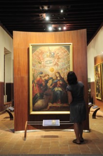 Mexico, Bajio, Zacatecas, Tourist looking at the Anuncion by Cristobel de Villalpondo in the