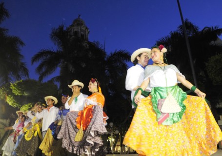 Mexico, Veracruz, Folkloric dancers in the Zocalo at night. 
Photo : Nick Bonetti