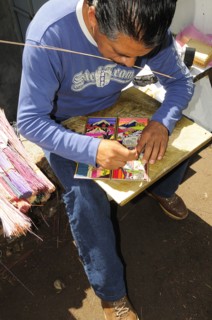 Mexico, Puebla, Cholula, Artist making reed paintings. 
Photo : Nick Bonetti