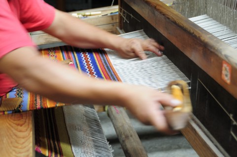 Mexico, Oaxaca, Carpet weaving at La Mano Magica by Tomas Mendoza. 
Photo : Nick Bonetti