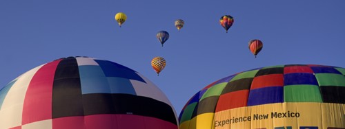 USA, New Mexico, Albuquerque, Annual balloon fiesta colourful hot air balloons. 
Photo : Hugh