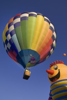 USA, New Mexico, Albuquerque, Annual balloon fiesta colourful hot air balloons. 
Photo : Hugh