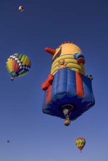 USA, New Mexico, Albuquerque, Annual balloon fiesta colourful hot air balloons ascending. 
Photo :