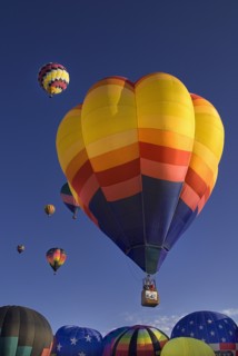 USA, New Mexico, Albuquerque, Annual balloon fiesta colourful hot air balloons in flight. 
Photo :