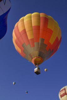 USA, New Mexico, Albuquerque, Annual balloon fiesta colourful hot air balloons ascending. 
Photo :