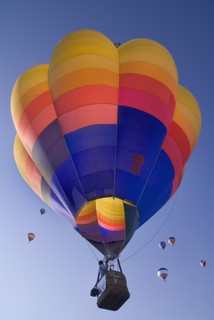 USA, New Mexico, Albuquerque, Annual balloon fiesta colourful hot air balloons ascending. 
Photo :