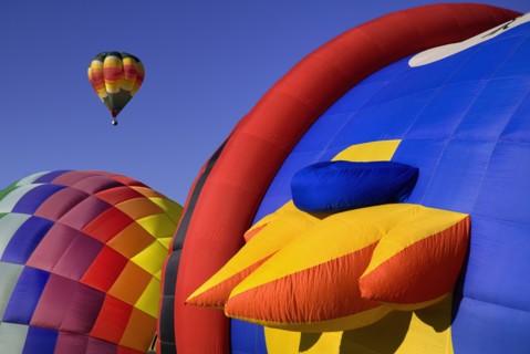 USA, New Mexico, Albuquerque, Annual balloon fiesta colourful hot air balloons. 
Photo : Hugh