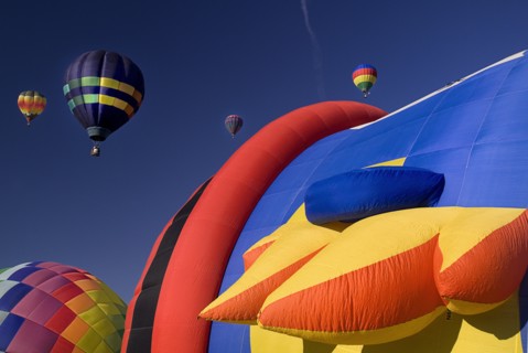 USA, New Mexico, Albuquerque, Annual balloon fiesta colourful hot air balloons. 
Photo : Hugh