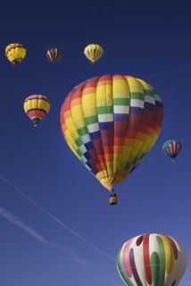 USA, New Mexico, Albuquerque, Annual balloon fiesta colourful hot air balloons in flight. 
Photo :