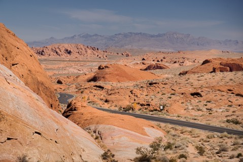 USA, Nevada, Valley of Fire State Park, Road winding through the red rocky landscape. 
Photo :
