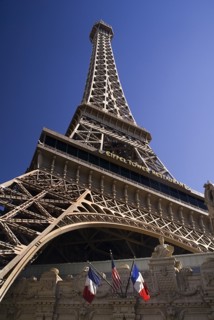 USA, Nevada, Las Vegas, The Strip replica Eiffel tower at the Paris hotel and casino. 
Photo :