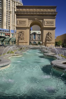 USA, Nevada, Las Vegas, The Strip replica Arc de Triomphe at the Paris hotel and casino. 
Photo :