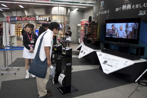 Japan, Honshu, Tokyo, Sony 3D televisions being demonstrated in shopping mall. 
Photo : Jon