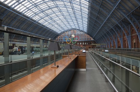 England, London, St Pancras railway station on Euston Road champagne bar and concourse. 
Photo :