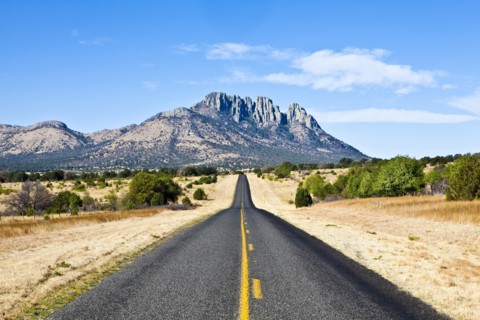 USA, Texas, Fort Davis, Country road toward mountain. 
Photo : Richard Rickard