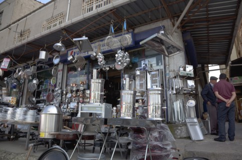 Turkey, Istanbul, Eminonu shop selling metal goods. 
Photo : Stephen Rafferty