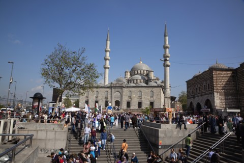 Turkey, Istanbul, Eminonu Yeni Camii New Mosque and steps leading to underpass. 
Photo : Stephen