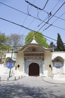 Turkey, Istanbul, Sultanahmet side entrance gate to the Governors Palace. 
Photo : Stephen