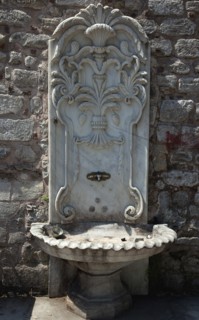 Turkey, Istanbul, Sultanahmet drinking water fountain at the entrance to Topkapi Palace Gardens.