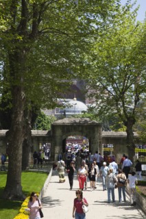 Turkey, Istanbul, Sultanahmet Camii Blue Mosque people on the approach to worship. 
Photo :