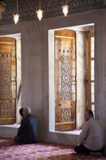 Turkey, Istanbul, Sultanahmet Camii Blue Mosque interior with men at worship. 
Photo : Stephen
