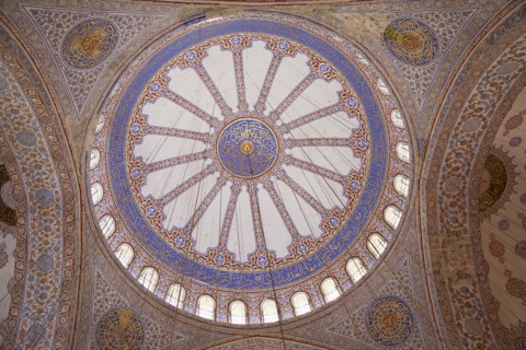Turkey, Istanbul, Sultanahmet Camii Blue Mosque interior detail of the domed ceiling. 
Photo :
