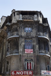 Turkey, Istanbul, Eminonu dilapidated buidling exterior. 
Photo : Stephen Rafferty