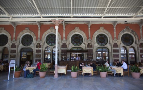 Turkey, Istanbul, Sirkeci Gar railway station interior Orient Express restaurant. 
Photo : Stephen