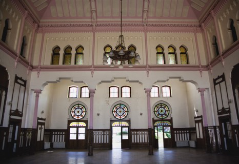 Turkey, Istanbul, Sirkeci Gar railway station waiting room interior. 
Photo : Stephen Rafferty