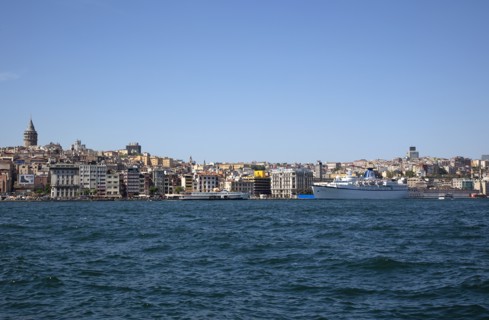 Turkey, Istanbul, Eminonu view across the Golden Horn toward Galata district. 
Photo : Stephen