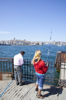 Turkey, Istanbul, Eminonu people fishing in the Bosphorus from the quayside. 
Photo : Stephen