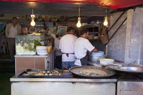 Turkey, Istanbul, Karakoy Galata fish market stall selling freshly fried fish snacks. 
Photo :