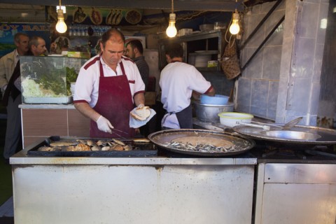 Turkey, Istanbul, Karakoy Galata fish market stall selling fried fish snacks. 
Photo : Stephen