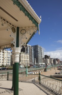 England, East Sussex, Brighton, Kings Road Arches restored seafront Victorian bandstand. 
Photo :