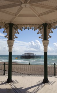 England, East Sussex, Brighton, Kings Road Arches restored seafront Victorian bandstand. 
Photo :