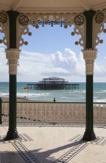 England, East Sussex, Brighton, Kings Road Arches restored seafront Victorian bandstand. 
Photo :