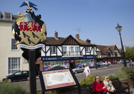 England, West Sussex, Arundel, Town coat of arms and tourist information map. 
Photo : Stephen